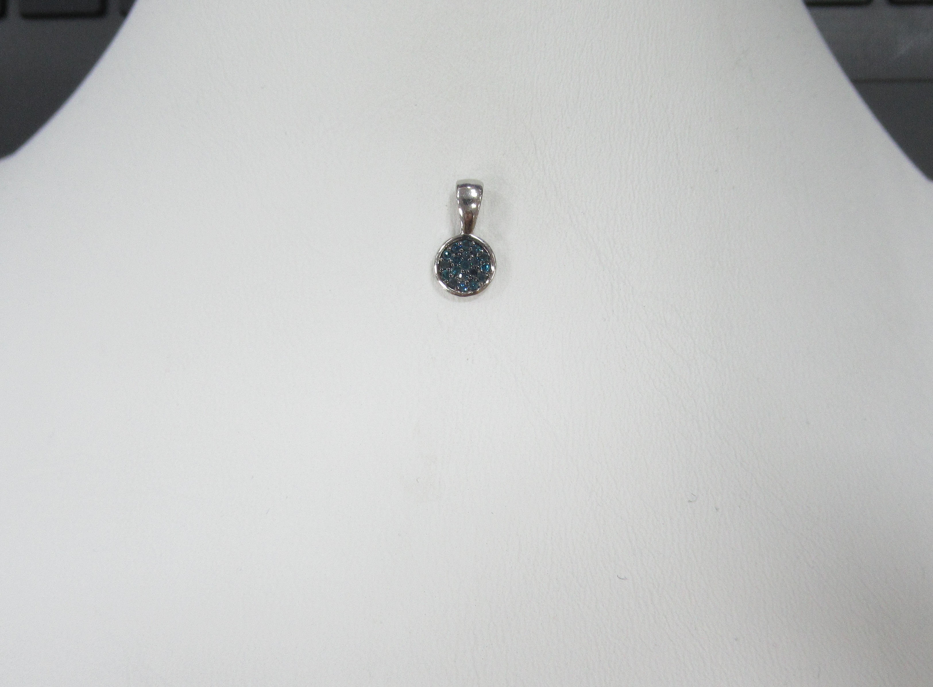 Серебряная подвеска с голубыми бриллиантами